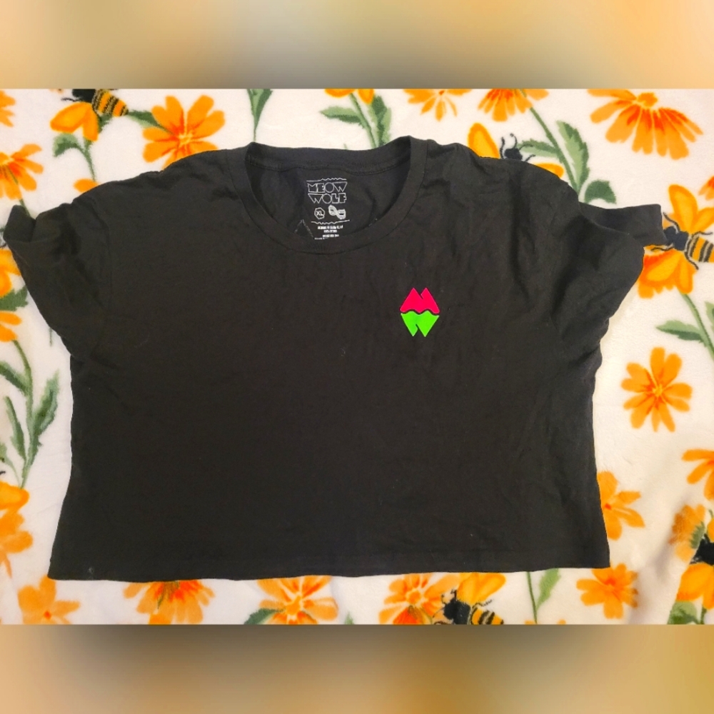 Meow wolf xl shirt with large logo on back. Cropped top
